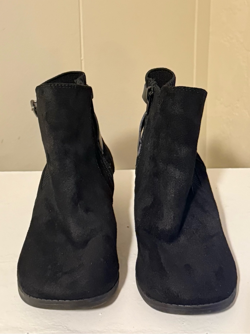 Women's Black Side-Zip Ankle Booties Size 5
